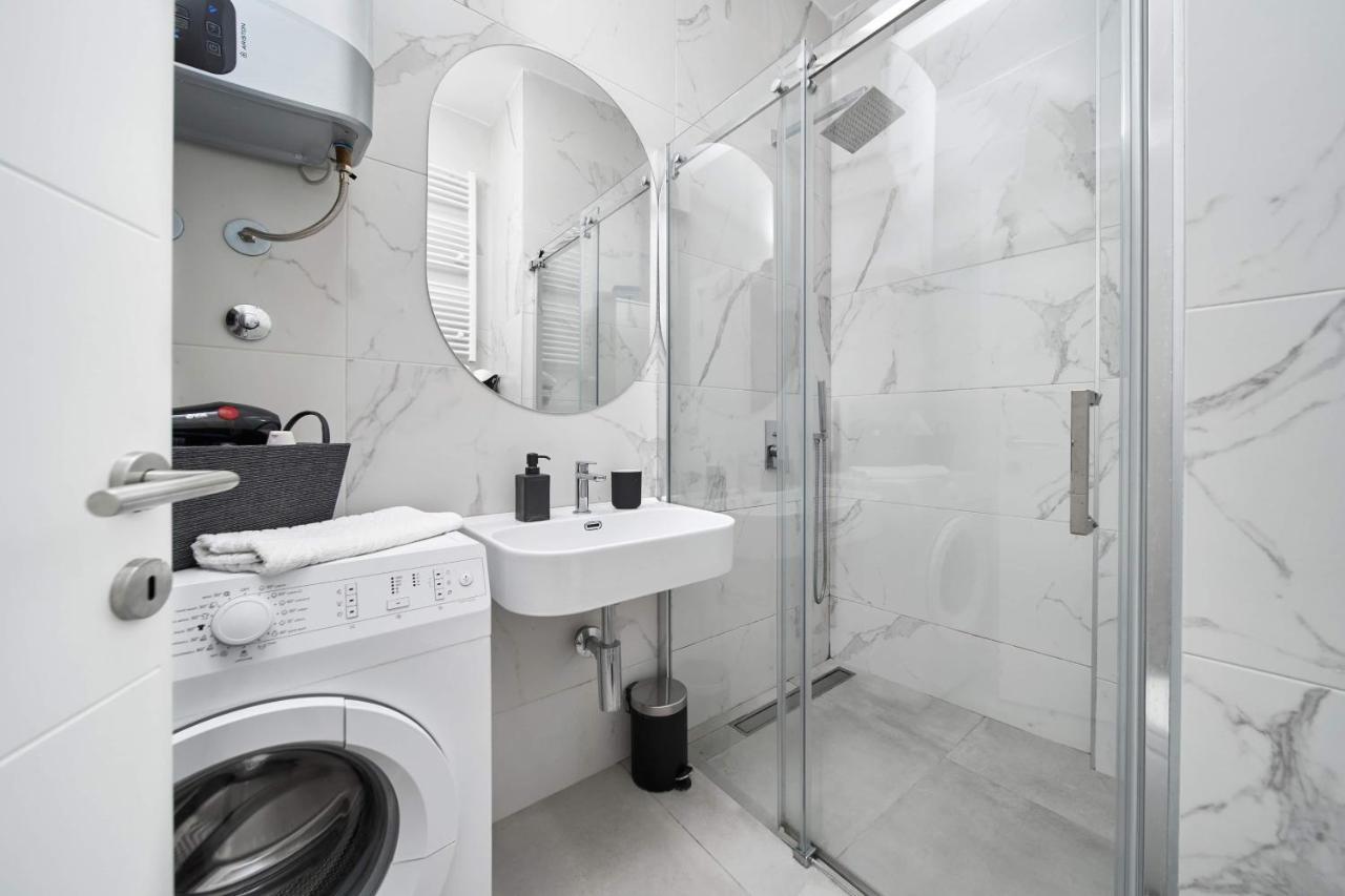 Modern Living Apt - Emberly - Private Parking Нови Сад Екстериор снимка