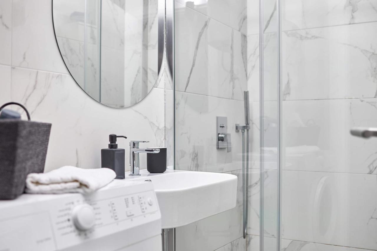 Modern Living Apt - Emberly - Private Parking Нови Сад Екстериор снимка